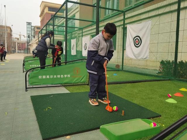 学校打高尔夫球