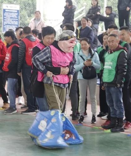 乒乓球滚脖子：危险行为需警惕