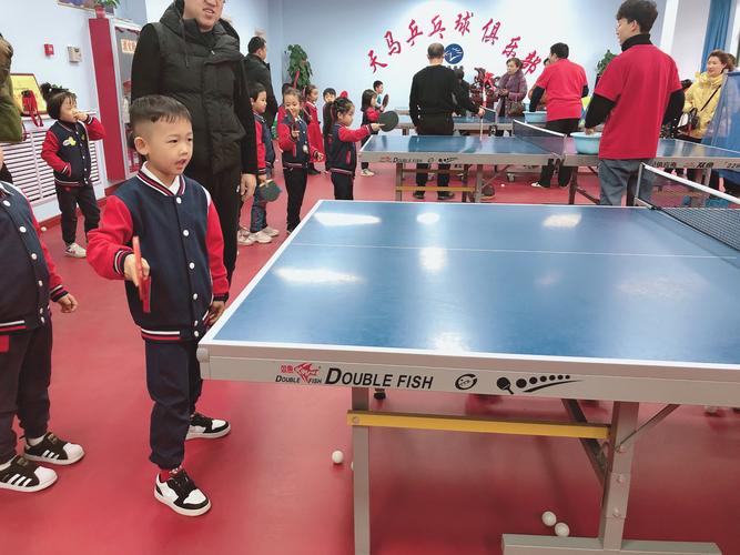 乒乓球幼儿表演游戏