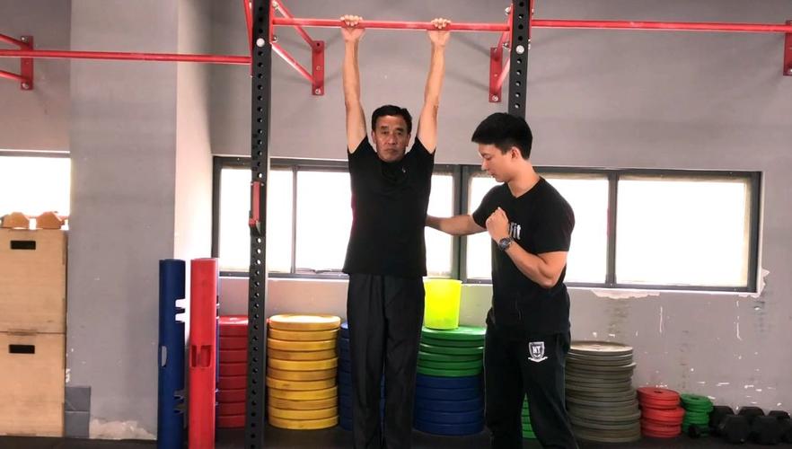 高尔夫球肘能否吊单杠？