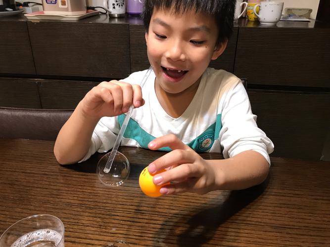 用吸管吹乒乓球小实验