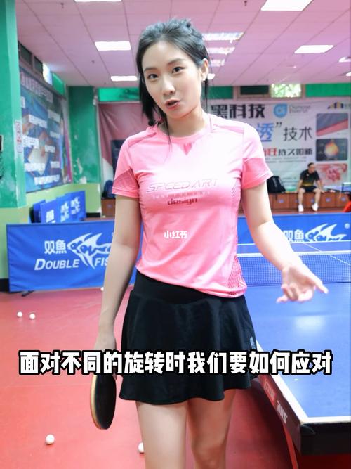 乒乓球女孩搞笑发球技巧