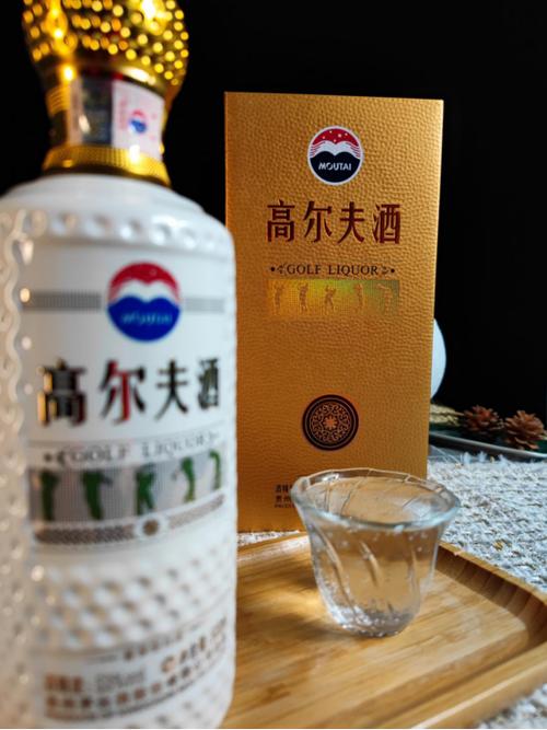 用高尔夫球和啤酒瓶