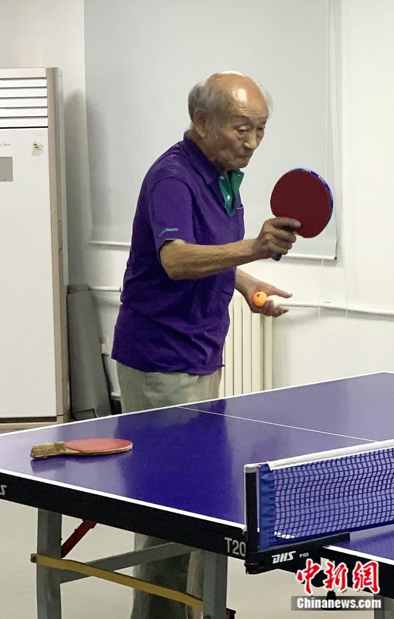 打乒乓球的精彩瞬间