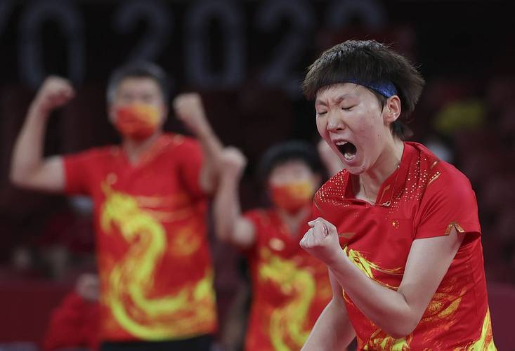 乒乓球扔杯子怎么容易进