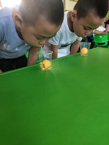 玩乒乓球聪明的女生