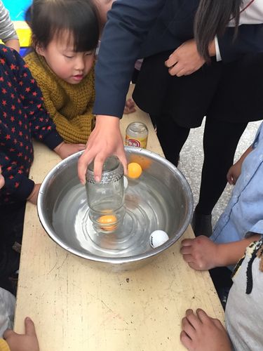 乒乓球放水杯里弹得高作文