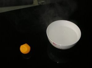 水杯里放乒乓球