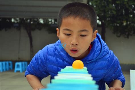 如何用乒乓球做眼球模型