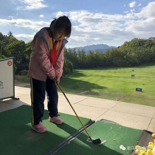 小学生学高尔夫