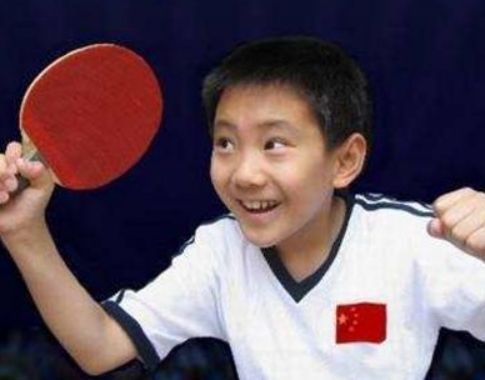 有两个男孩正在打乒乓球英语