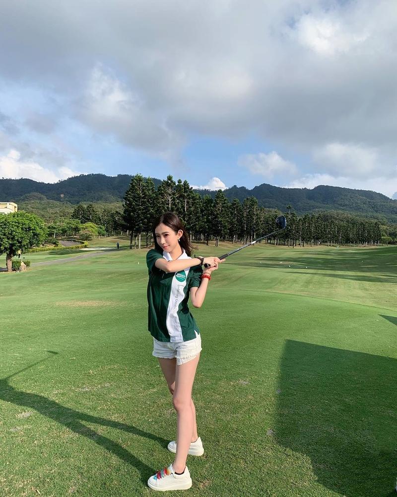 经常打高尔夫球的女生
