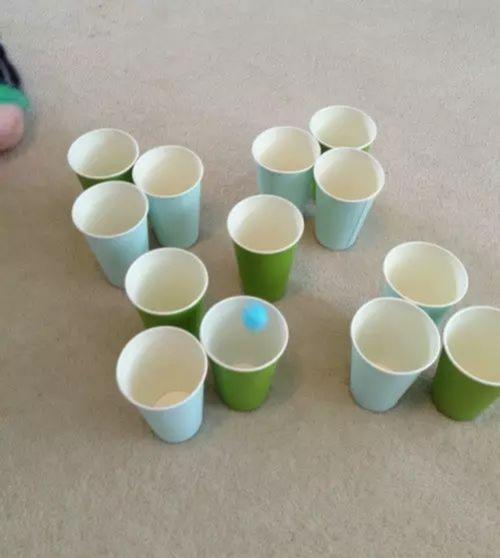 纸杯和乒乓球做早教