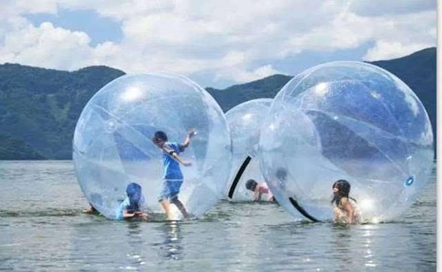高尔夫球浮在水面还是沉在水底