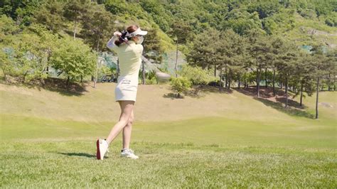 女生打高尔夫球的挥杆动作