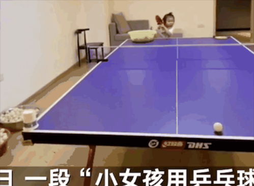 一个小女孩练乒乓球的视频