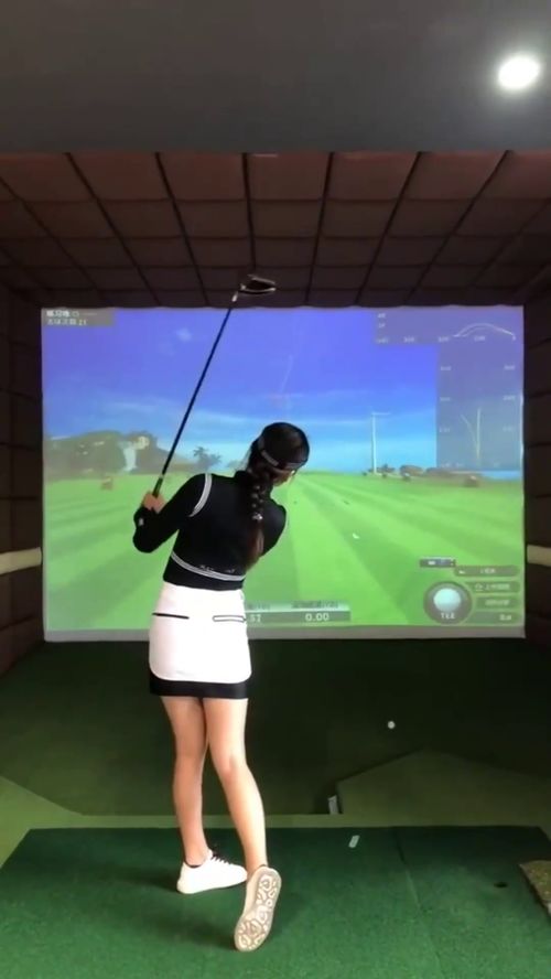 女子打高尔夫