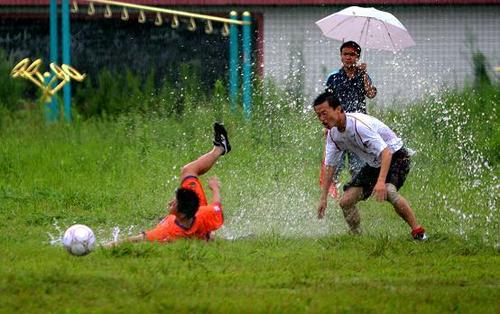 雨天打高尔夫