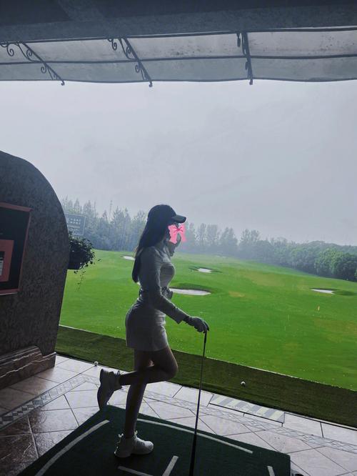雨中打高尔夫球