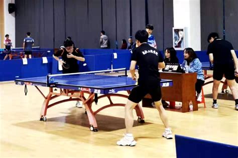 乒乓球掉地上弹起来接着打