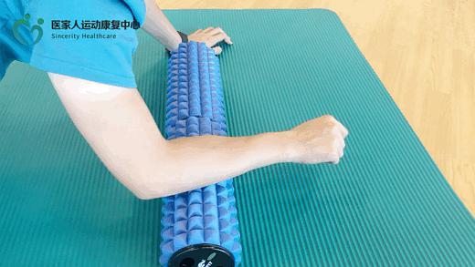 打高尔夫球右上臂疼痛正常吗