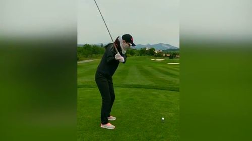 打高尔夫球抬右脚好吗