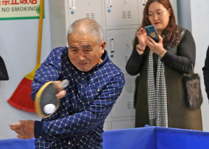 老人打乒乓球视频