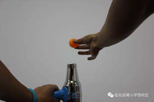 漏斗向下吹乒乓球实验