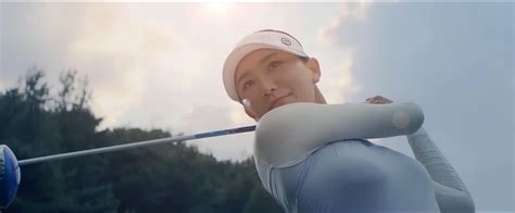 打高尔夫上杆是左手立腕还是右手