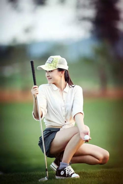 女人打高尔夫球