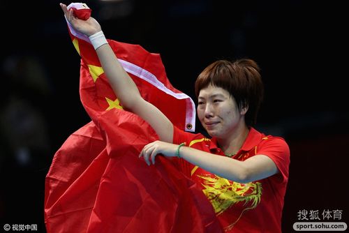 中国包揽乒乓球女单冠亚军升国旗