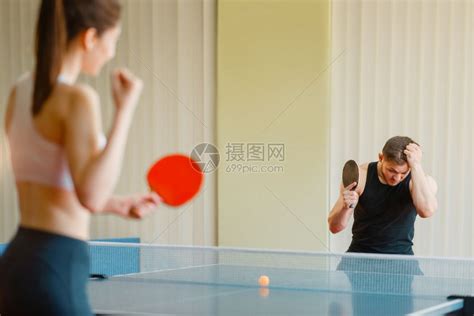 搞笑打乒乓球女生