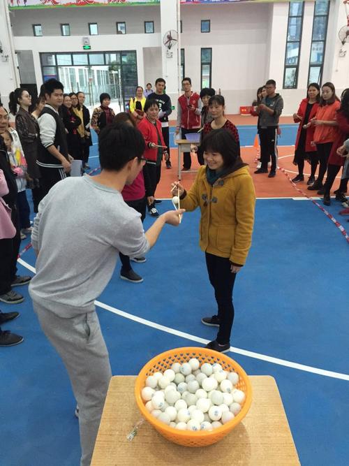 纸板接力传递乒乓球活动规则