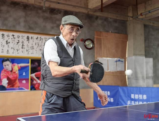 乒乓球小区大爷打赢了世界冠军