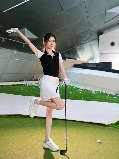 打高尔夫球适合穿什么衣服