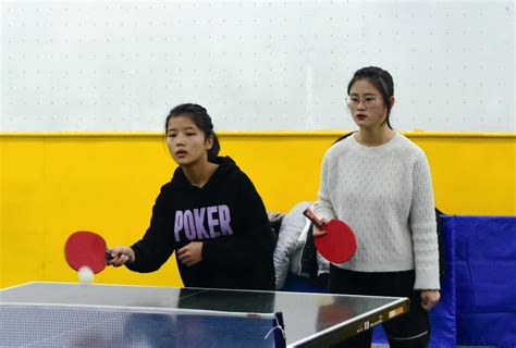 乒乓球教练组将从右手
