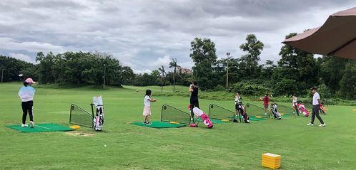 小孩学打高尔夫