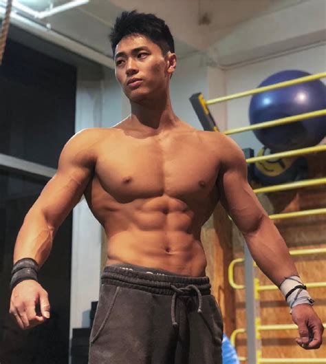 健美肌肉男照片