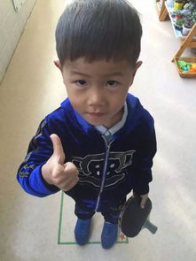 两个小孩打乒乓球看图写话