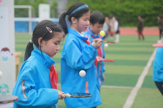 小孩初学打乒乓球的姿势视频